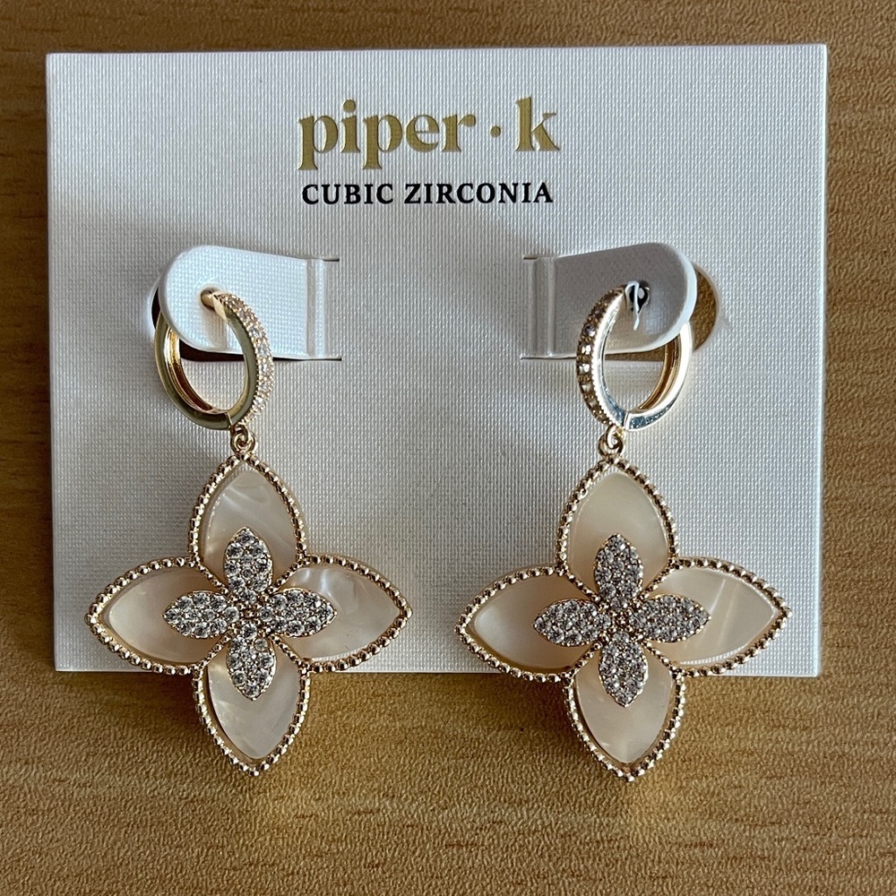 NWT Piper Gold and Mother of Pearl Fleur de lis Earrings - Picture 4 of 7